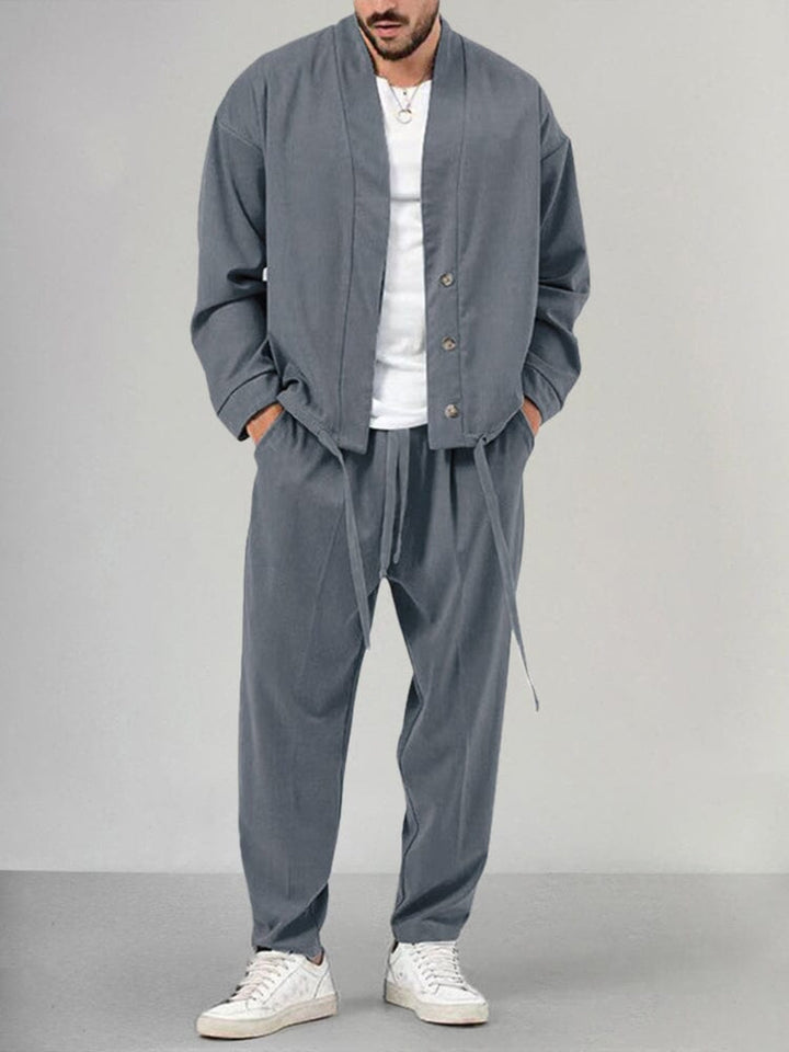 Stilrent herrset Gabriel, tvådelat med matchande tröja och byxor. Modernt för en avslappnad look.