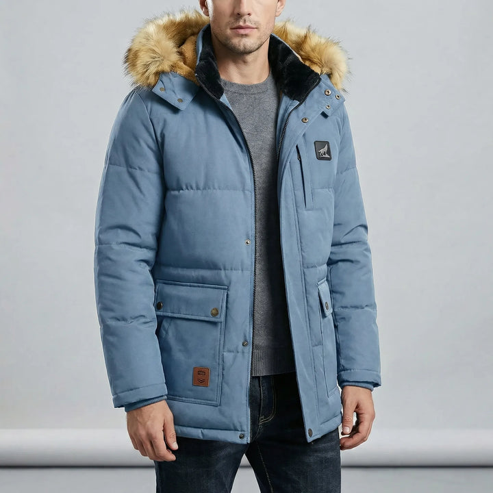 Klassisk herrparka Jayden för vintern. Denna fodrade jacka erbjuder överlägsen värme och tidlös stil för män.