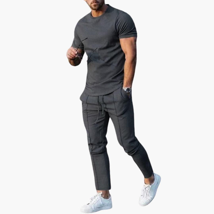 Herr T-shirt från ledigt tvådelat set, enfärgad och mjuk. Perfekt för bekväm, avslappnad vardagsstil eller sommaroutfit.