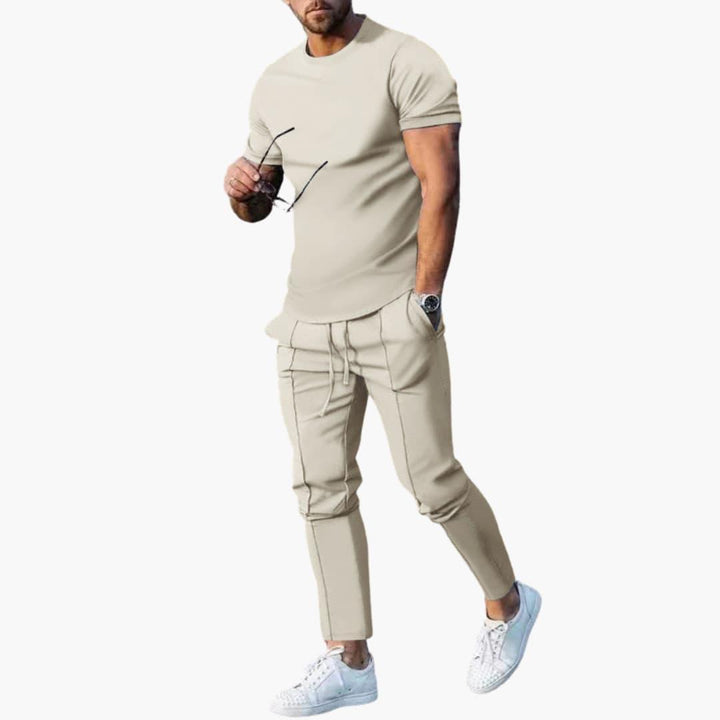 Trendigt herr sommarset med T-shirt och byxor. Skönt tvådelat set i ledig stil, perfekt för streetwear och avslappnat mode.