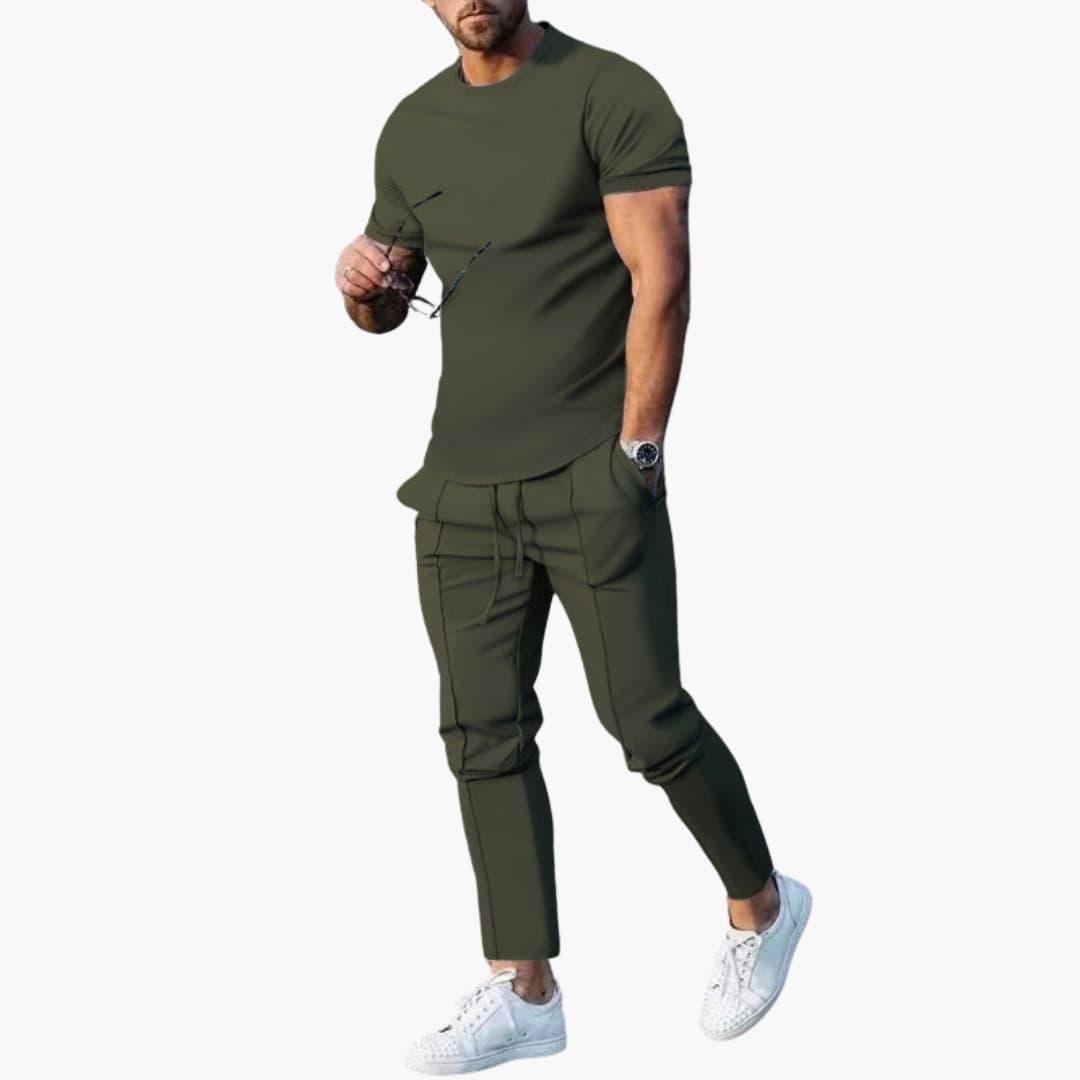 Mjukt och bekvämt herrkläderset i två delar. Enfärgad T-shirt och byxor för ultimat avslappning och ledig stil. Sommarvänlig.