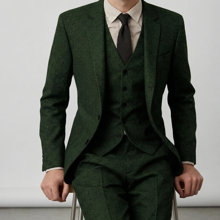 Tredelad slim fit herrdräkt: kavaj, matchande väst och byxor. Skapar en komplett och polerad look.