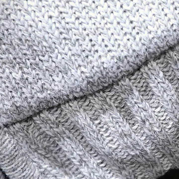 Stilren herrhuvtröja i stickad design. Idealisk vinterjacka som bekvämt ytterplagg under kalla dagar.