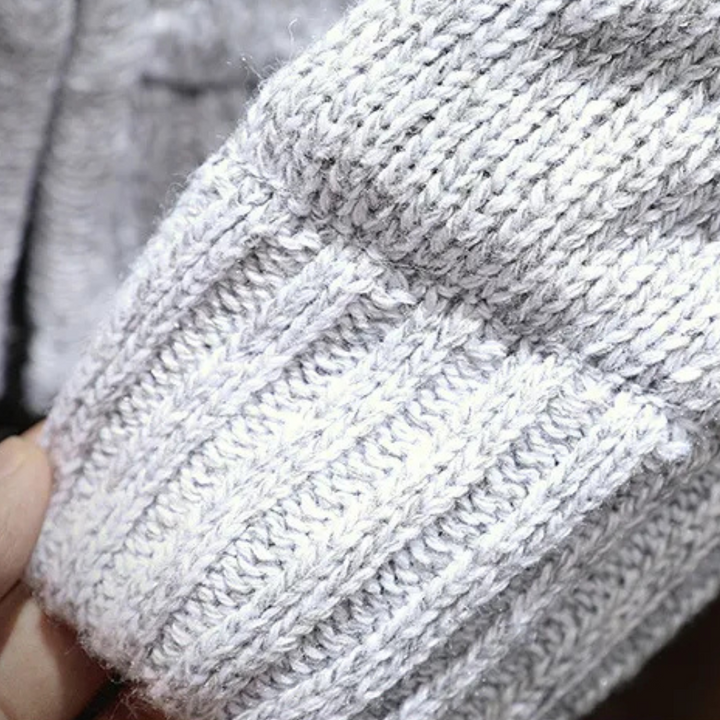 Bekväm och varm huvtröja för herr. Stickad jacka, idealisk för vardagsbruk och höstmode. Stilrent ytterplagg.