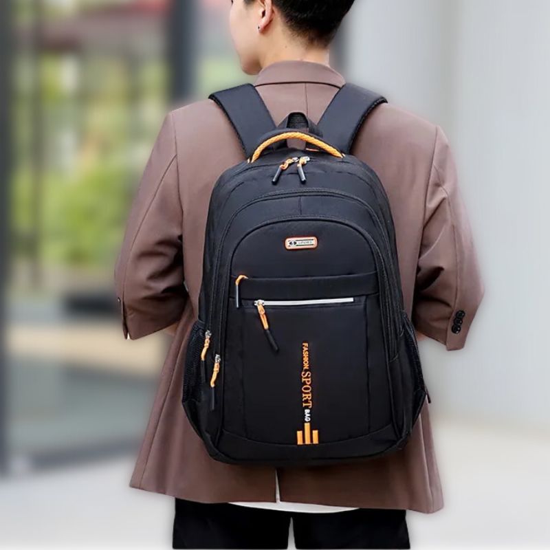 Robust herrryggsäck med laptopfack, perfekt för affärsresor.