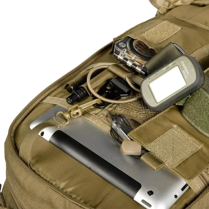 Detaljer av MOLLE-systemet på herrarnas taktiska ryggsäck, funktionellt för utrustning i vinter.