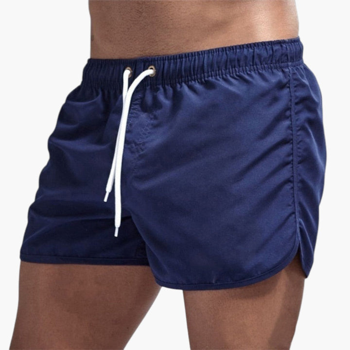 Stilrena herrbadshorts med justerbar dragsko. Perfekta sommarshorts för soliga dagar.