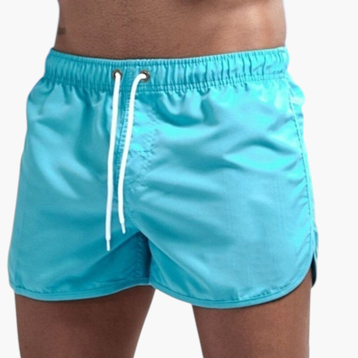 Herrbadkläder: bekväma badshorts med dragsko. Funktionella badbyxor för pool & strand.