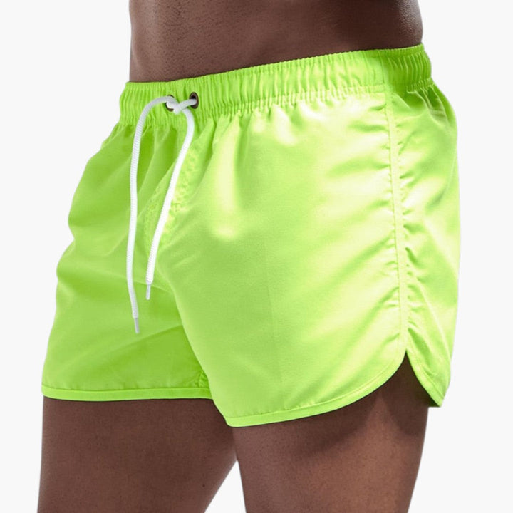 Trendiga herrbadshorts med dragsko. Sommarshorts för herr i mångfärgad design, snabbtorkande.