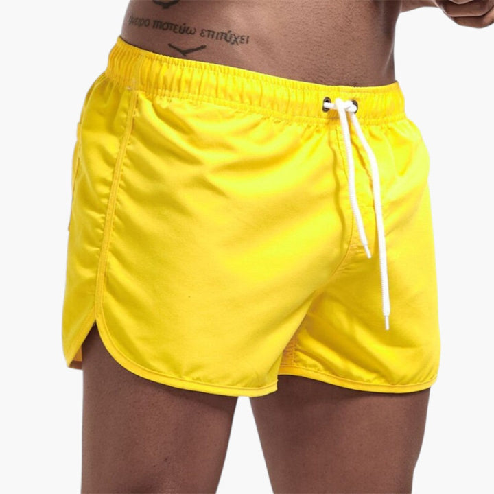 Mångsidiga herrbadshorts med dragsko. Optimala badbyxor för semester, strand & pool.