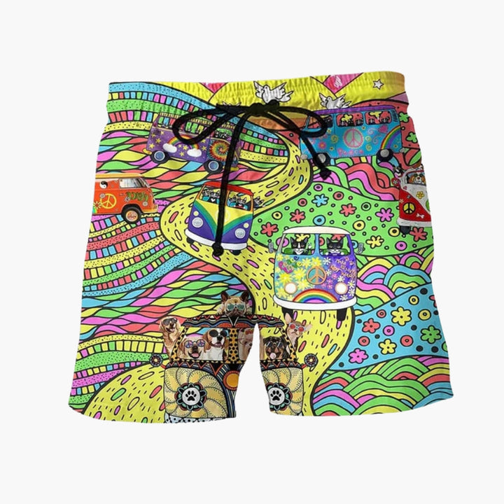 Mönstrade herrboardshorts i levande färger på en strand. Perfekta badshorts för strandkläder och sommaraktiviteter.