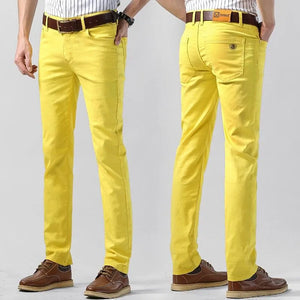 Klassiska herrchinos i tidlös design. Mångsidiga och bekväma byxor för en stilfull look, vardag som fest.