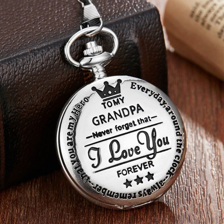 Herr fickur i retrostil med unik graverad text och kedja, elegant design i rostfritt stål och legering.