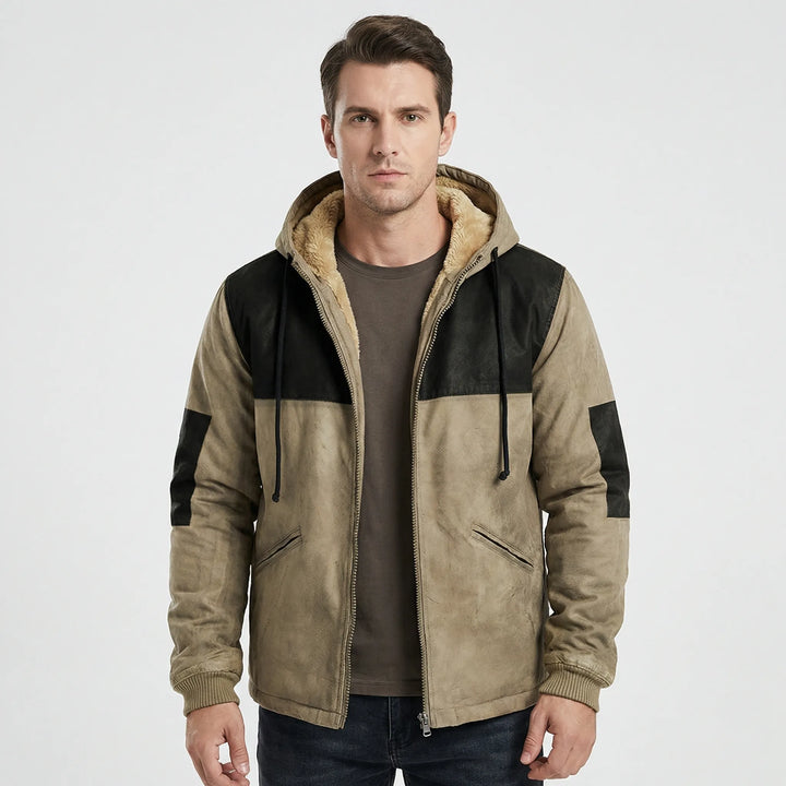 Khakifärgad herrjacka Jonathan med huva. Rak passform, perfekt vår- eller höstjacka. Casual ytterplagg för herrmode.