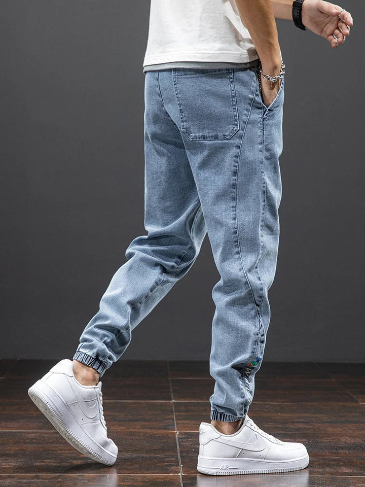 Bakifrån av man iklädd ljusblå jeans med fickor och ledig stil