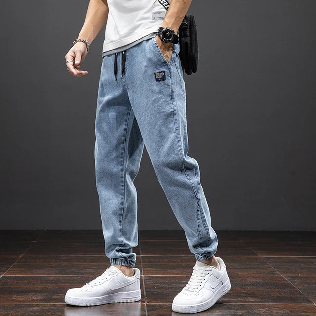 Mörkblå herrjeans i avslappnad passform för vardagsbruk