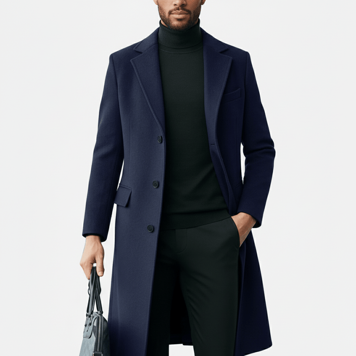 Man i rörelse med Phoenix herrkappa, visar komfort och elegant herrmode.