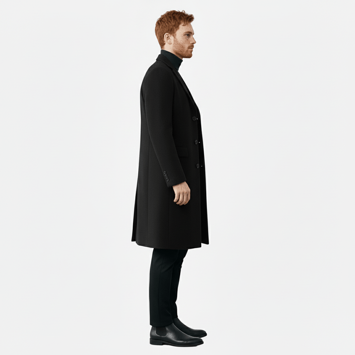 Närbild på tyget i den eleganta vinterkappan, framhäver struktur och värme.