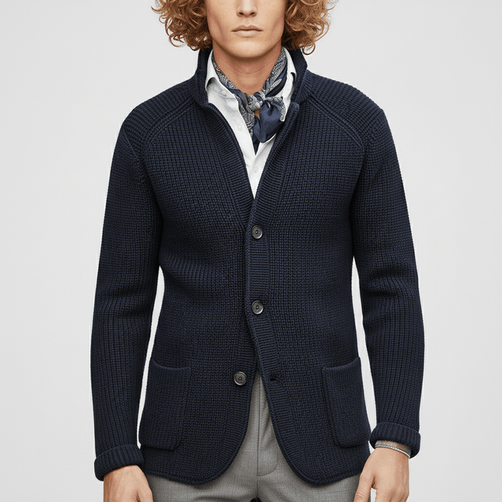 Mångsidig herrkofta Daniel som lagerplagg. Långärmad, texturerad stickning, bekväm för höst och vinter.