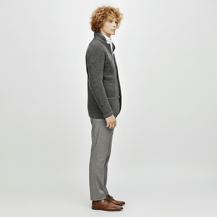 Herrkofta Daniel bakifrån. Visar den eleganta passformen och den strukturerade stickningen.