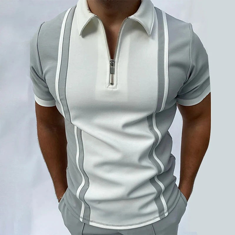 "Herrpiké i colorblock, smal passform, kortärmad, polyester, framifrån, modern stil för sommar, avslappnad look."
