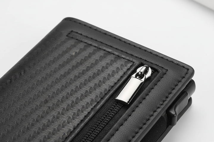 Elegant herrplånbok med RFID-skydd i aluminium och läder. Kompakt design för säker förvaring.