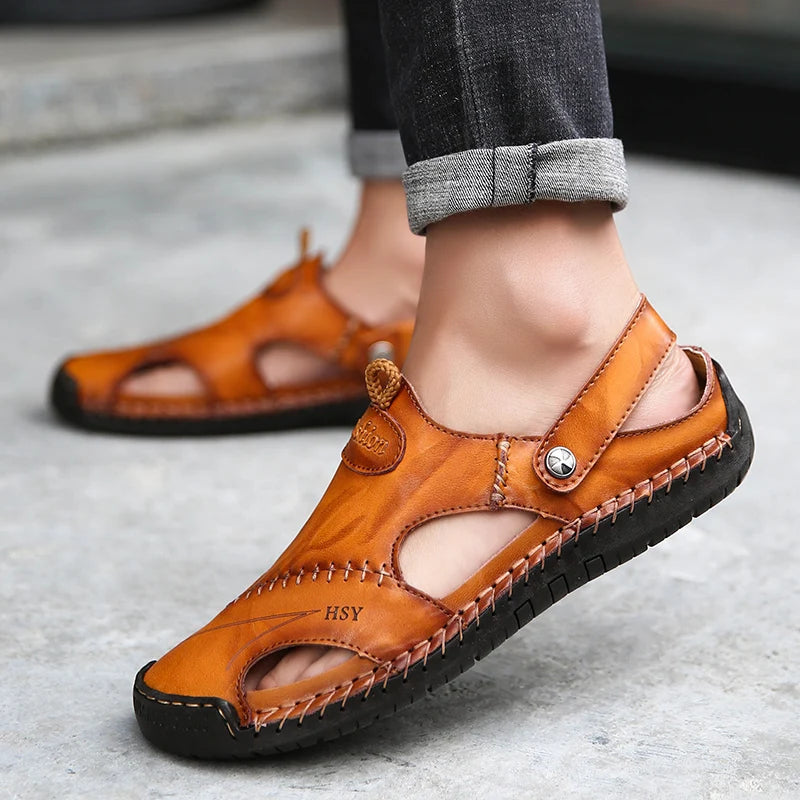 Herrsandaler Jake med sluten tå, andningsbara för komfort. Optimalt fotvalvsstöd & halkfri sula.