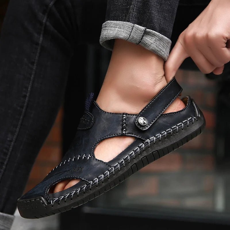 Bekväma slip-on herr sandaler med sluten tå. Ideal sommarskor med fotvalvsstöd för vardag.