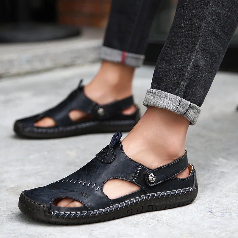 Andningsbara herr sandaler Jake med sluten tå. Ger skydd och stöd, perfekta som vardagsskor.