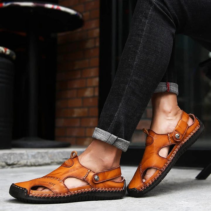 Herrsandaler Jake för sommaren: sluten tå, bekväma, halkfria & med fotvalvsstöd.