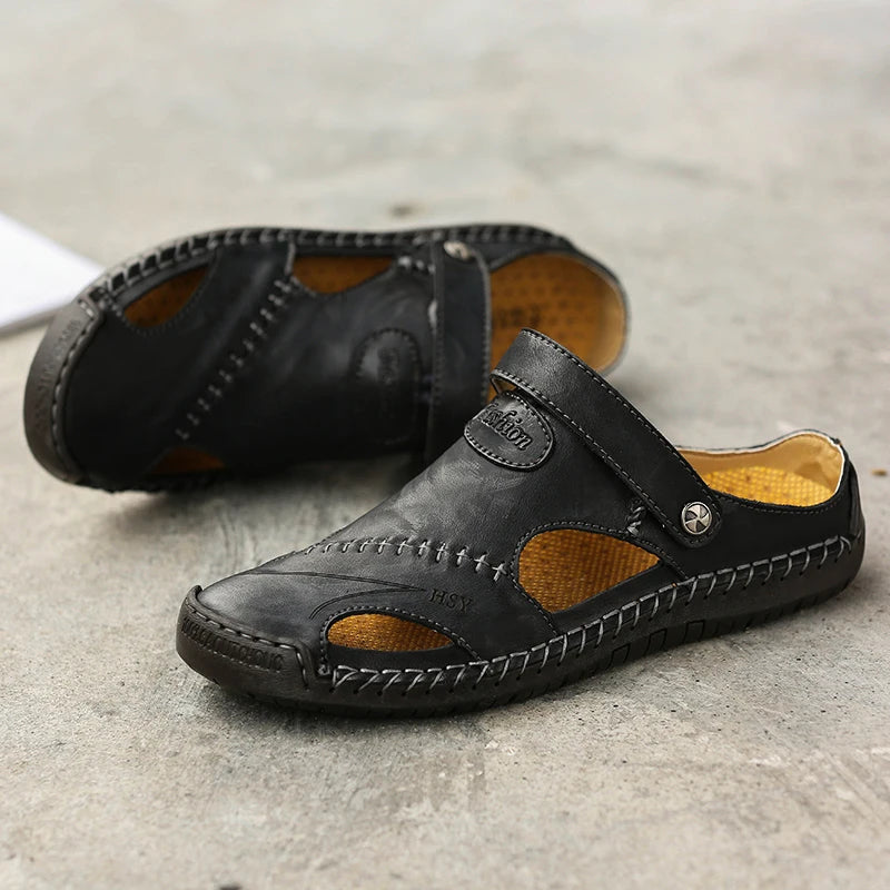 Mörkbruna herr sandaler Jake med sluten tå och fotvalvsstöd. Bekväma slip-on skor.