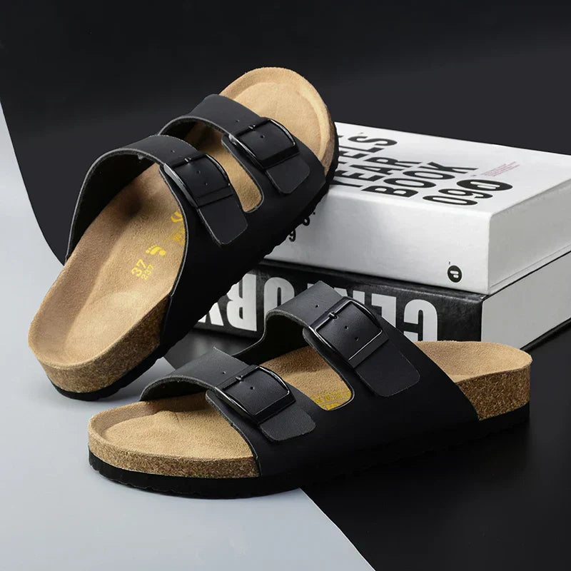 Sommarbekväma herrskor i sandalmodell med justerbara remmar för daglig användning. Stilrent herrmode.