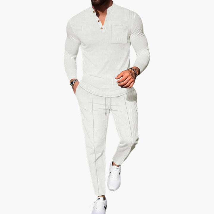 Detaljbild av det mjuka tyget i herrsetet med Henley-tröja och byxor. Hög komfort för herrar.