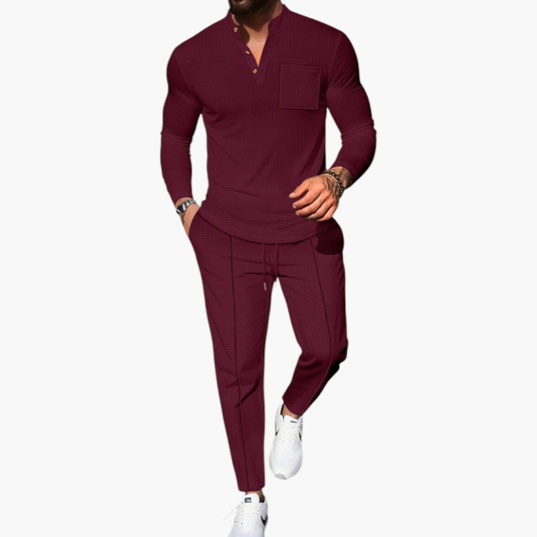 Mångsidigt herrset i Henley-stil med tröja och byxor, perfekt för både inomhus och utomhus. Modern herrmode.
