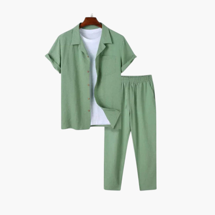 Mannekäng i stilrent herrset: kortärmad rundhalsad topp & byxor med elastisk midja. Idealiskt fritids-set.