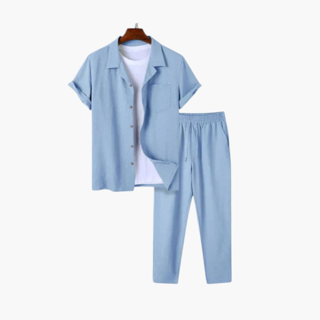 Herr i avslappnat tvådelat set. Kortärmad topp & byxor med resår i midjan för ultimat komfort och stilren look.