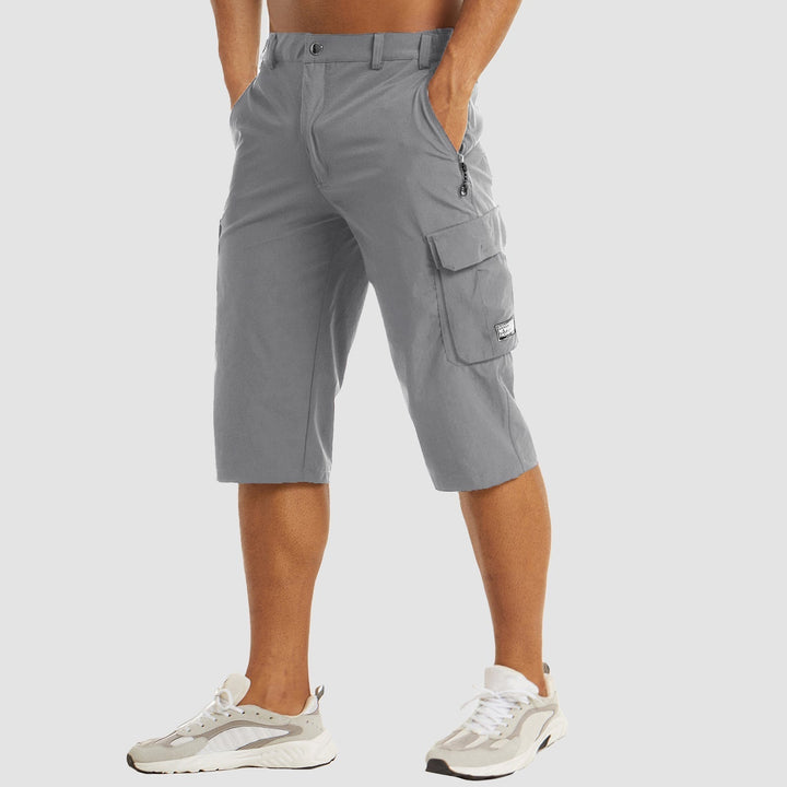 Herrars funktionella cargo shorts med praktiska fickor. Snabbtorkande för aktiva sommardagar.