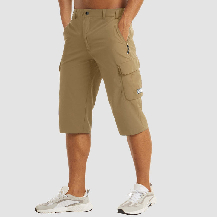 Herrars stilrena cargo shorts för fritid och sommar. Snabbtorkande tyg, många praktiska fickor.