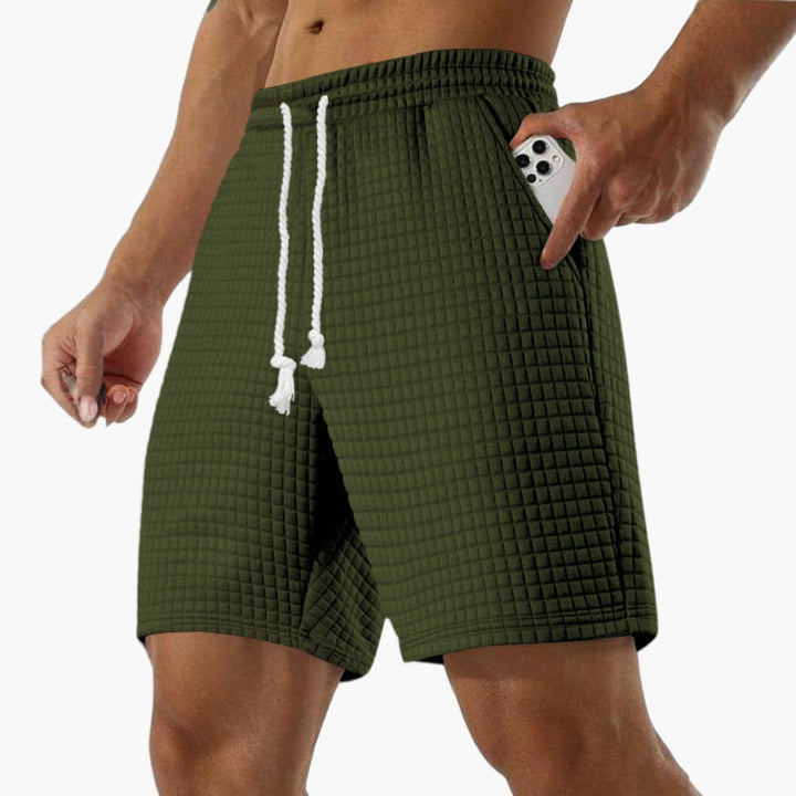 Avslappnade herrshorts med rymliga sidofickor, idealiska för fritid och vardag på sommaren.