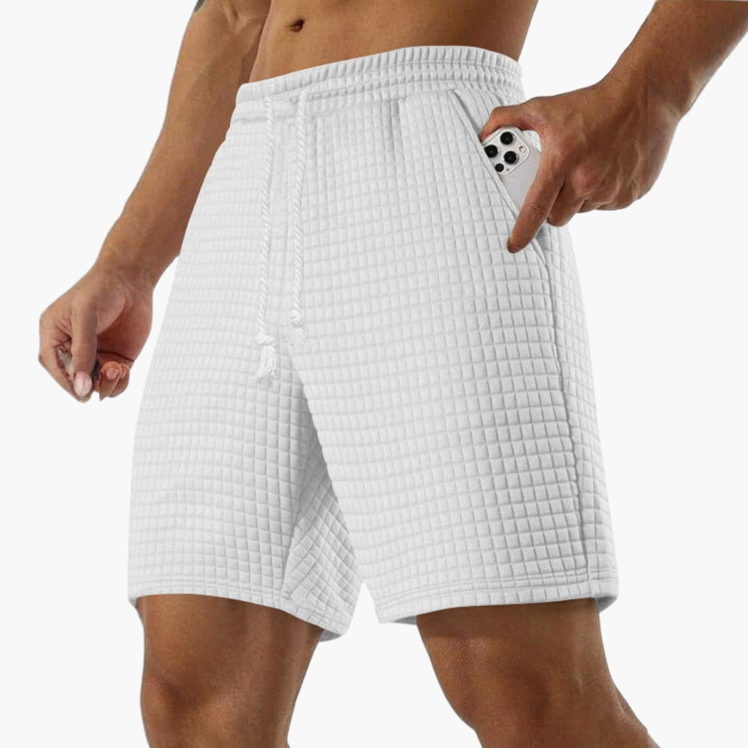 Bekväma herrshorts i mjukt material med dragsko, lämpliga som sportshorts eller sommarshorts.