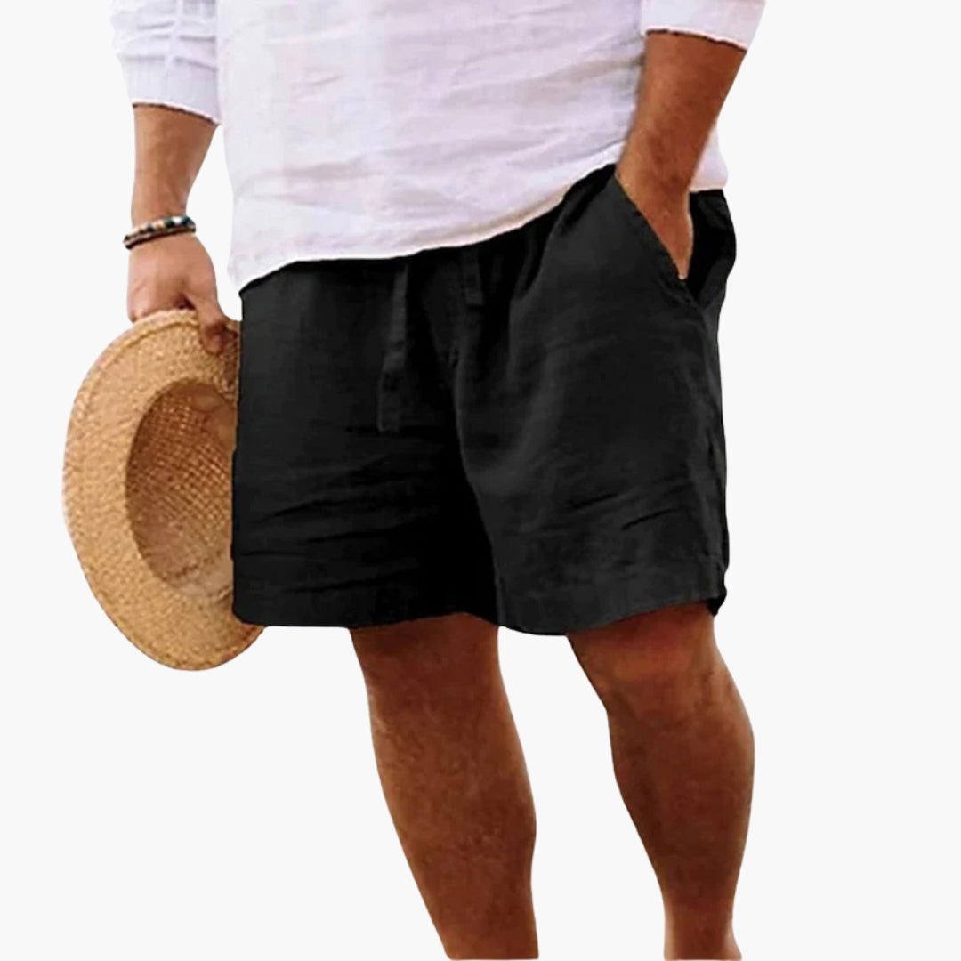 Stilrena enfärgade herrshorts med dragsko. Komfortabla fritidsshorts för sommar, med praktiska fickor.