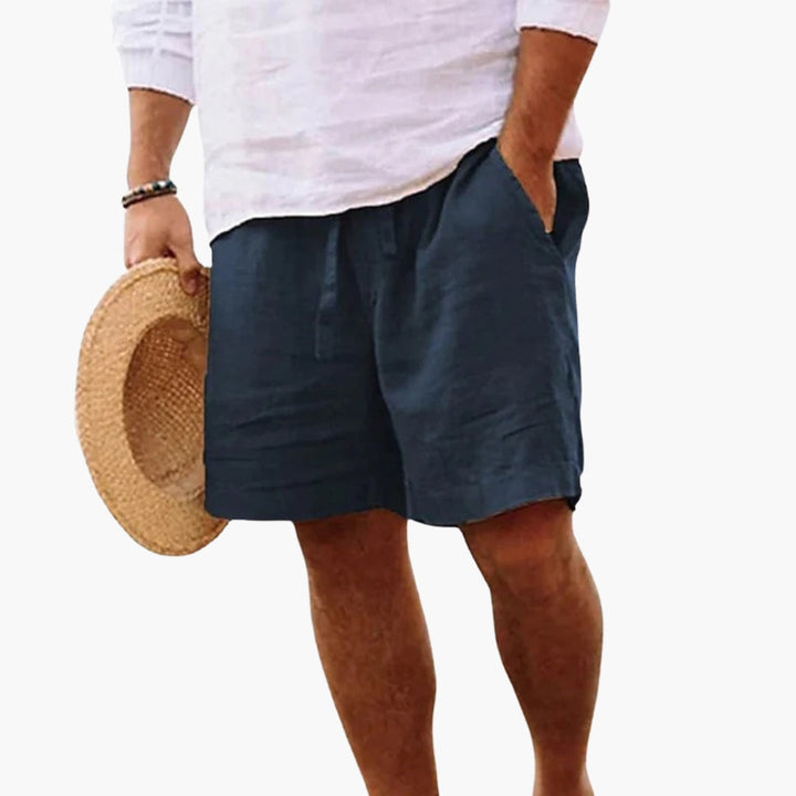 Herrshorts med modern design, dragsko och fickor. Ideala bekväma shorts för en casual sommarlook.