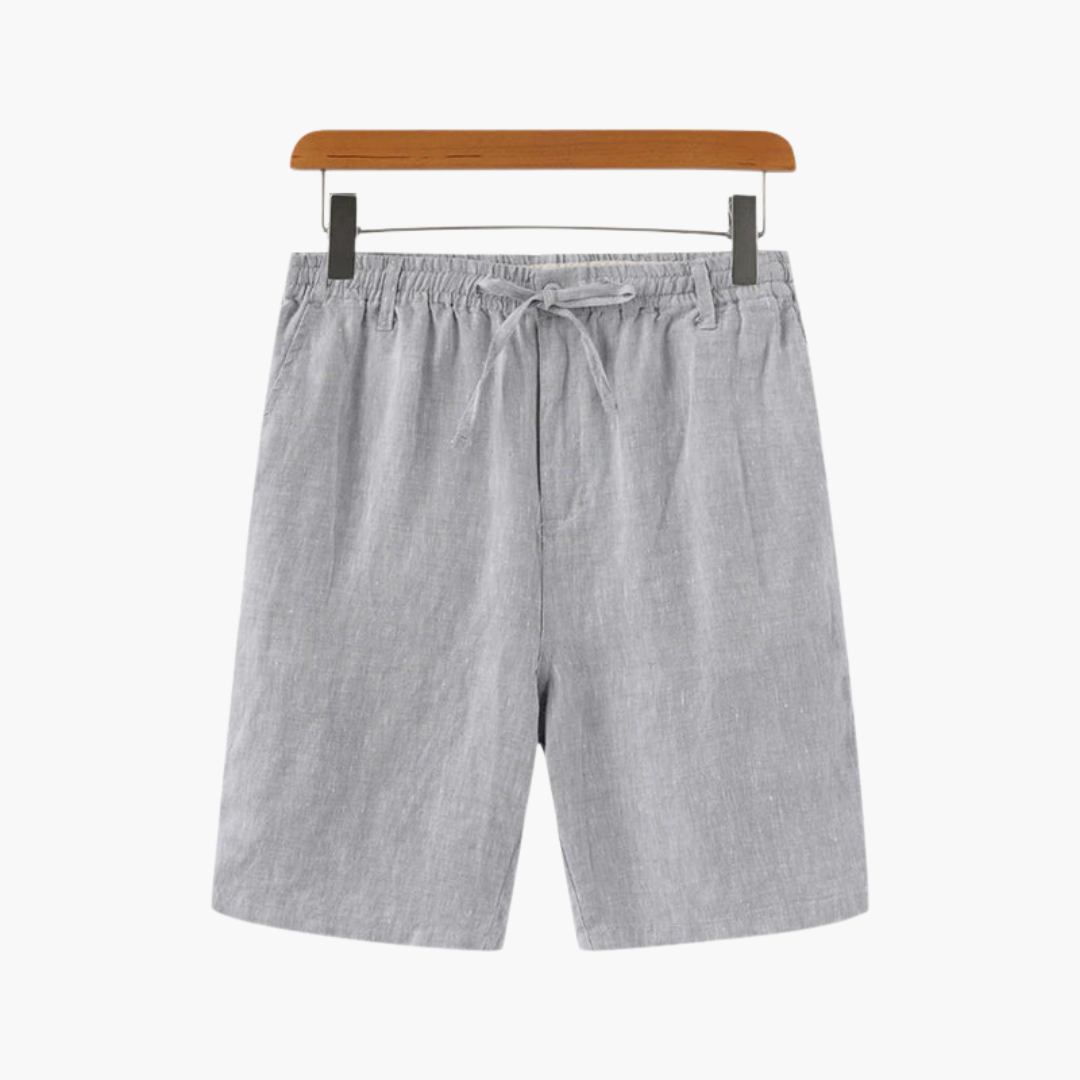 Man bär bekväma blå herrshorts med elastisk midja, dragsko & rymliga fickor. Perfekt för sommaraktiviteter.