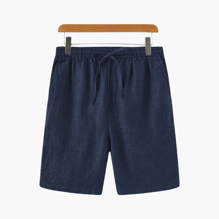 Närbild på herrshorts med elastisk midja, dragsko och praktiska sidofickor. Sommarlätta och funktionella.
