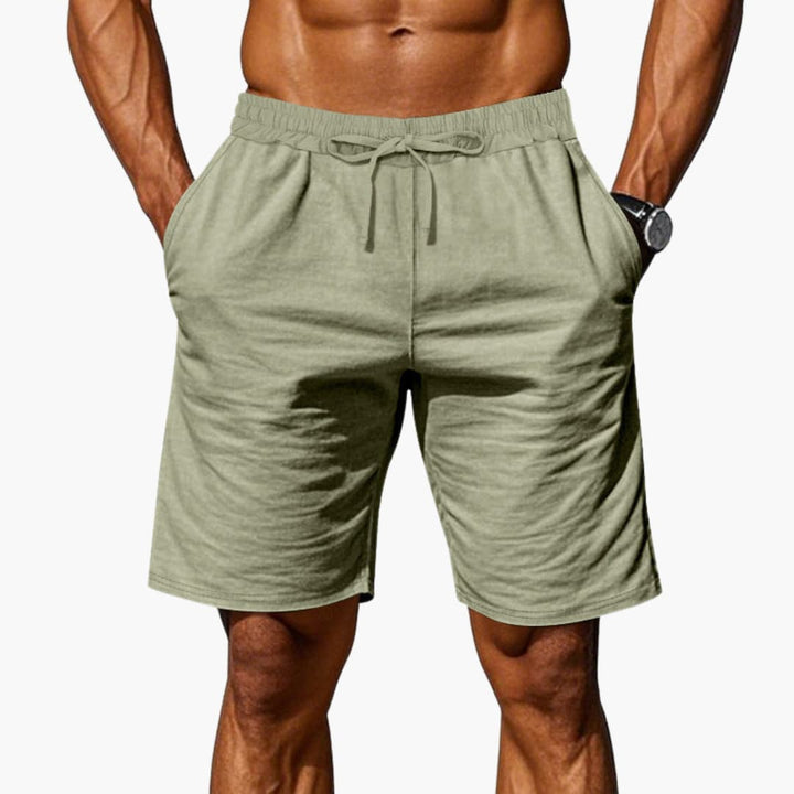 Detaljbild av herrshorts med fokus på de praktiska fickorna och den elastiska midjan. Perfekt för sommar.