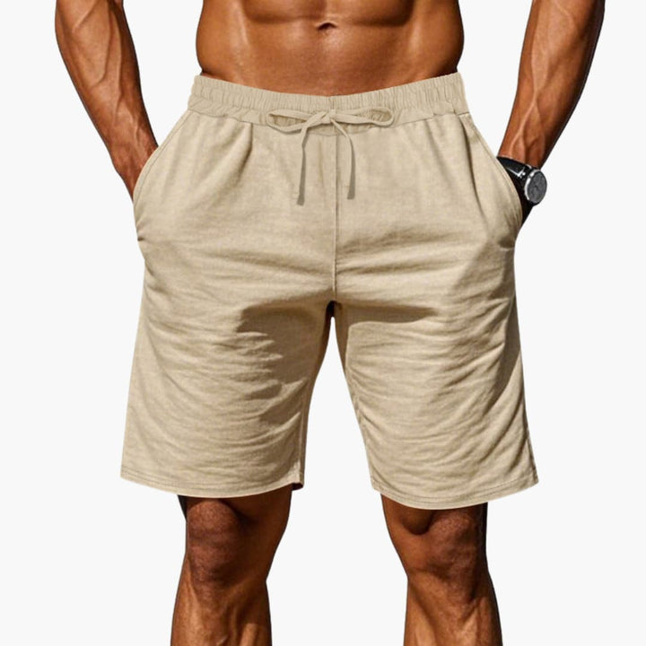 Framsida av herrshorts med elastisk midja som ger optimal komfort. Idealiska fritidsshorts för herrkläder.