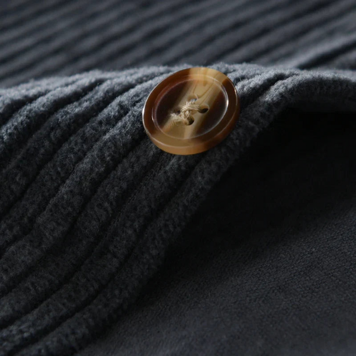 Stilren casual herrskjorta overshirt. Oversized passform i högkvalitativt tyg för modern herrmode.