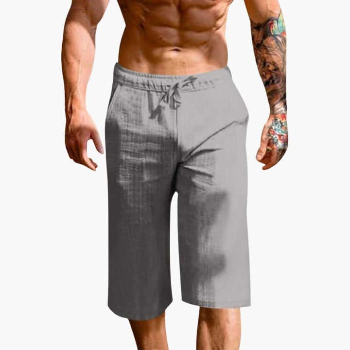 Bekväma herrsprotshorts med elastisk midja och raka ben. Enfärgade, perfekta sommarshorts för aktiv fritid.