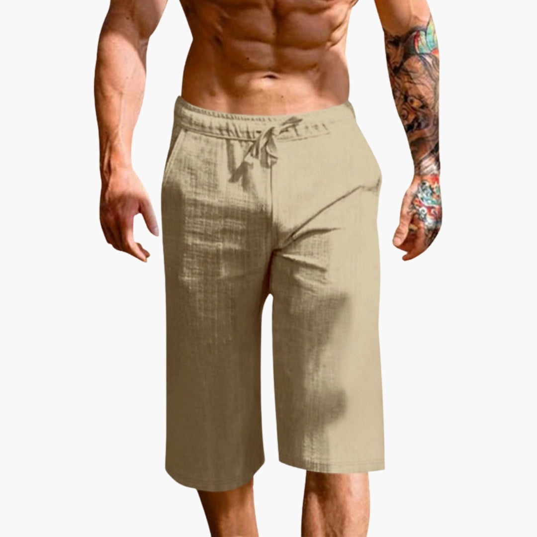 Stilrena enfärgade herrsprotshorts med rak passform och elastisk midja. Knälånga vardagsshorts för herr.