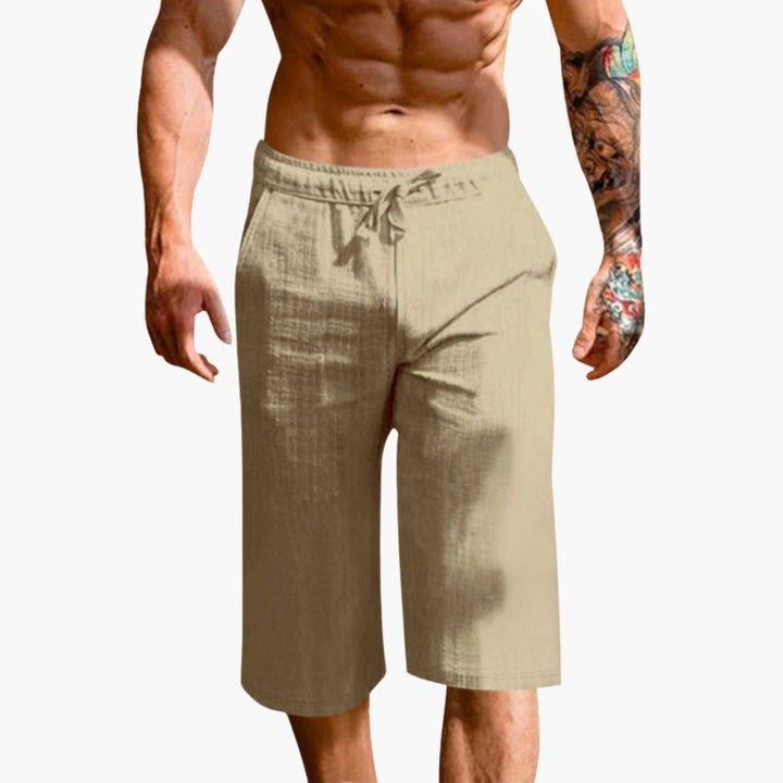 Stilrena enfärgade herrsprotshorts med rak passform och elastisk midja. Knälånga vardagsshorts för herr.